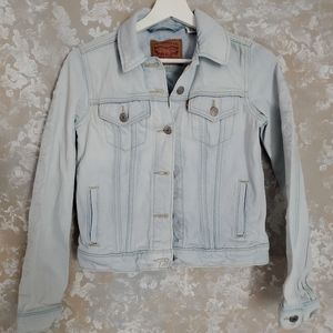 Levi’s light wash embroidered sleeves jean jacket. Excellent used condition XS